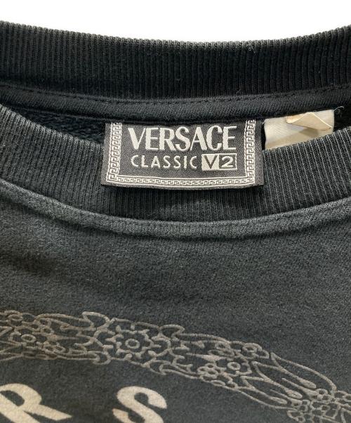 VERSACE CLASSIC V2（ヴェルサーチクラシック）VERSACE CLASSIC V2 (ヴェルサーチクラシック) プリントクルーネッスウェット ブラック サイズ:SIZE Sの古着・服飾アイテム