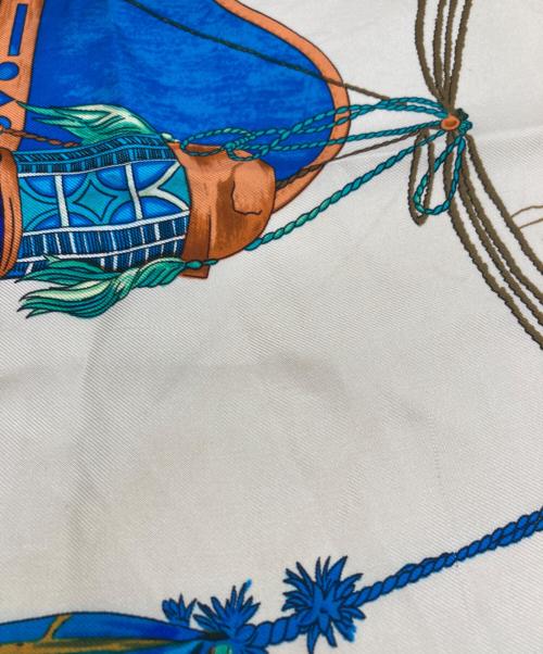 HERMES（エルメス）HERMES (エルメス) 砂漠の首飾り CUIRS DU DESERT カレ90 シルクスカーフ ベージュ×ブルー サイズ:下記参照の古着・服飾アイテム