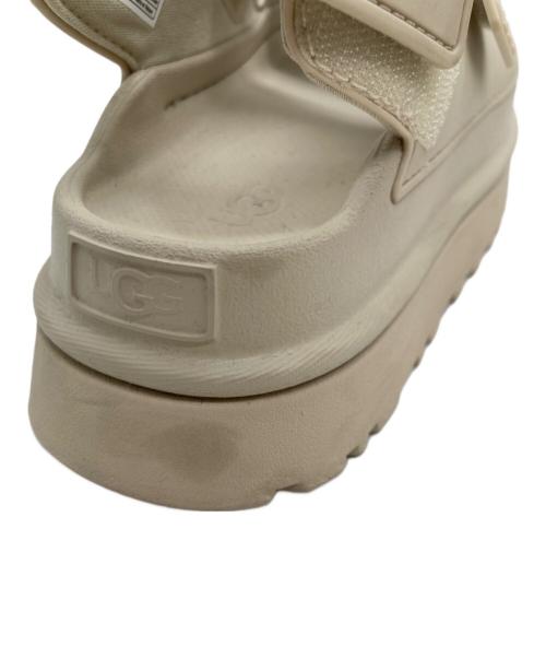 UGG（アグ）UGG (アグ) GoldenGlow ゴールデングロウ サンダル ベージュ サイズ:24の古着・服飾アイテム