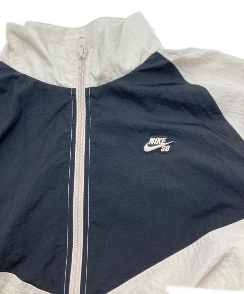 NIKE SB（ナイキエスビー）NIKE SB (ナイキエスビー) ナイロンジャケット ホワイト×ブラック サイズ:L 未使用品の古着・服飾アイテム