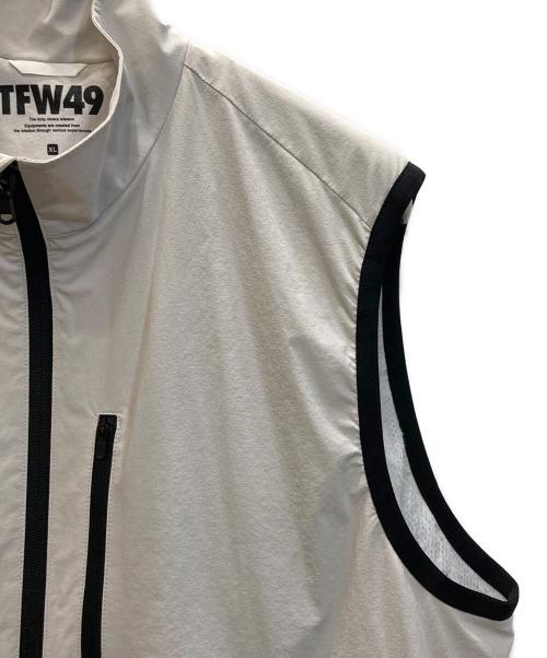 TFW49（ティーエフダブリューフォーティーナイン）TFW49 (ティーエフダブリューフォーティーナイン) OCTA VEST グレー サイズ:SIZE XLの古着・服飾アイテム