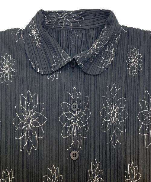 PLEATS PLEASE（プリーツプリーズ）PLEATS PLEASE (プリーツプリーズ) フラワーステッチプリーツシャツ ブラック サイズ:3の古着・服飾アイテム