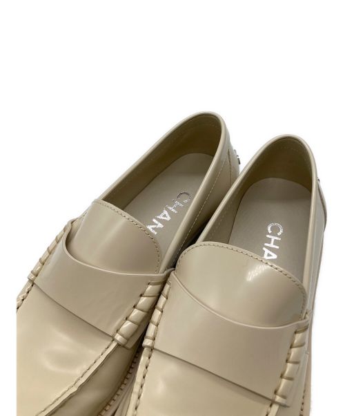 CHANEL（シャネル）CHANEL (シャネル) バックロゴローファー アイボリー サイズ:37Cの古着・服飾アイテム