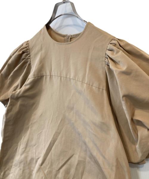 #Newans（ハッシュニュアンス）#Newans (ハッシュニュアンス) パフスリーブAラインブラウス　BLNESM0401 ベージュ サイズ:1の古着・服飾アイテム