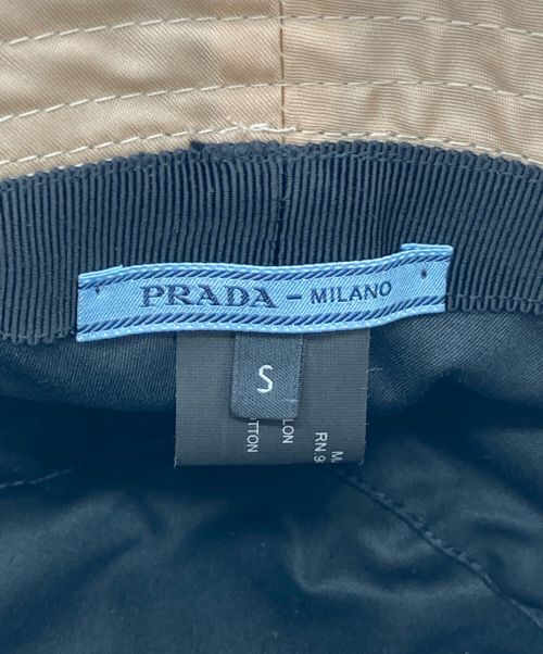 PRADA（プラダ）PRADA (プラダ) トライアングル ロゴバケットハット ベージュ サイズ:Sの古着・服飾アイテム