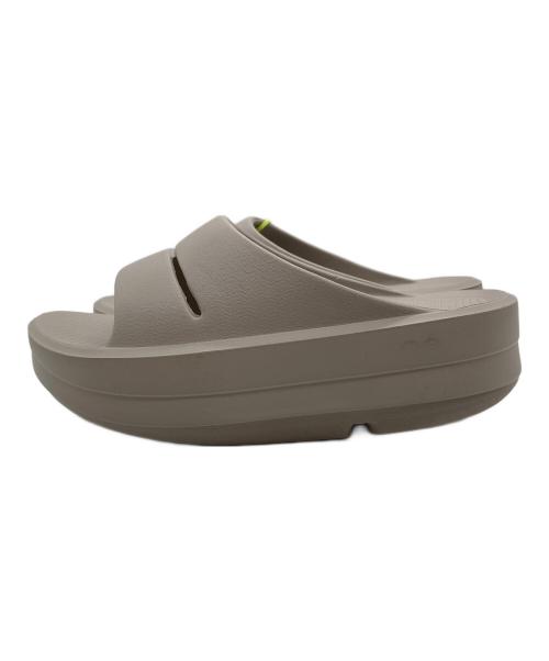 OOFOS（ウーフォス）OOFOS (ウーフォス) OOMEGA OOAHH 200073 サンダル ベージュ サイズ:23cm 未使用品の古着・服飾アイテム