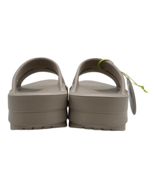 OOFOS（ウーフォス）OOFOS (ウーフォス) OOMEGA OOAHH 200073 サンダル ベージュ サイズ:23cm 未使用品の古着・服飾アイテム