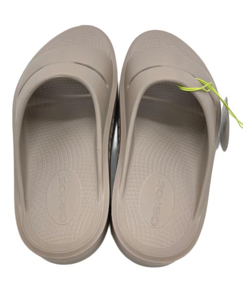 OOFOS（ウーフォス）OOFOS (ウーフォス) OOMEGA OOAHH 200073 サンダル ベージュ サイズ:23cm 未使用品の古着・服飾アイテム