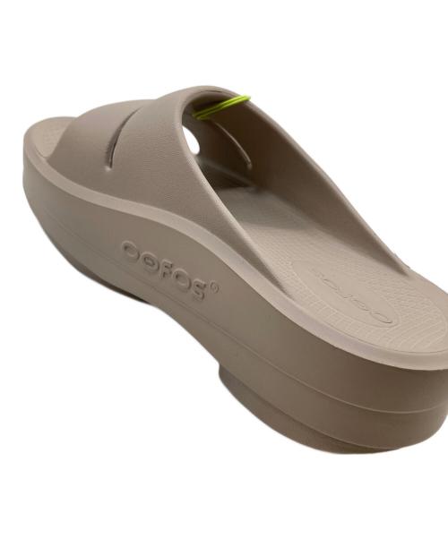 OOFOS（ウーフォス）OOFOS (ウーフォス) OOMEGA OOAHH 200073 サンダル ベージュ サイズ:23cm 未使用品の古着・服飾アイテム