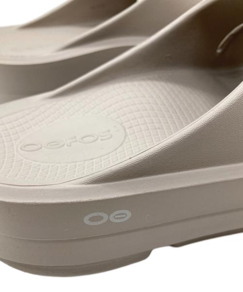 OOFOS（ウーフォス）OOFOS (ウーフォス) OOMEGA OOAHH 200073 サンダル ベージュ サイズ:23cm 未使用品の古着・服飾アイテム