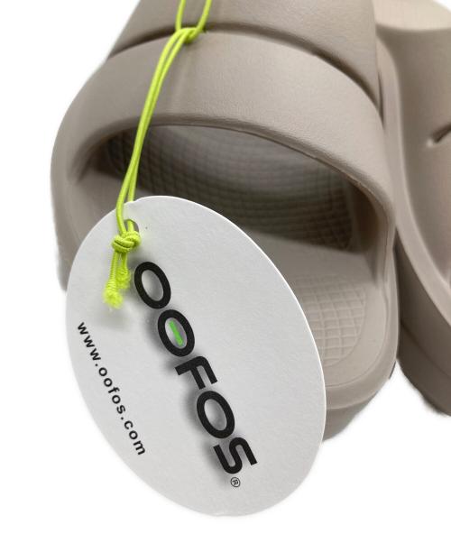 OOFOS（ウーフォス）OOFOS (ウーフォス) OOMEGA OOAHH 200073 サンダル ベージュ サイズ:23cm 未使用品の古着・服飾アイテム