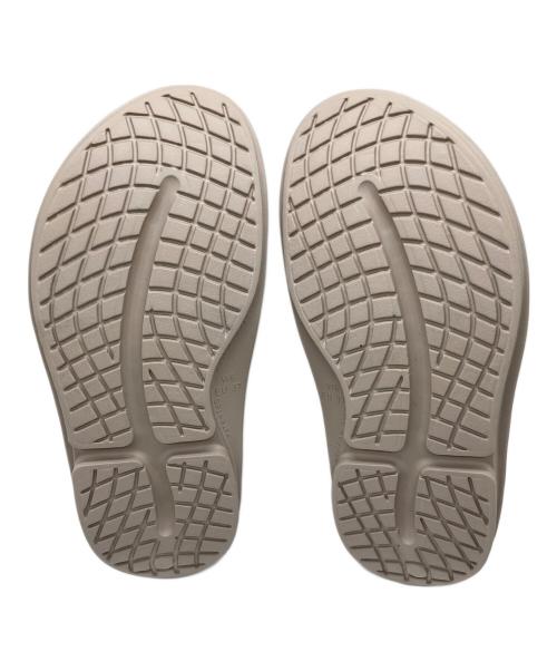 OOFOS（ウーフォス）OOFOS (ウーフォス) OOMEGA OOAHH 200073 サンダル ベージュ サイズ:23cm 未使用品の古着・服飾アイテム