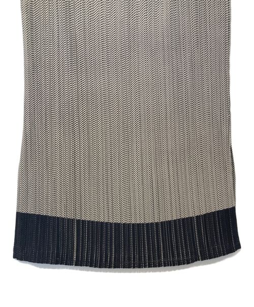 ISSEY MIYAKE FETE（イッセイミヤケフェット）ISSEY MIYAKE FETE (イッセイミヤケフェット) サイドスリットプリーツスカート グレー サイズ:01の古着・服飾アイテム