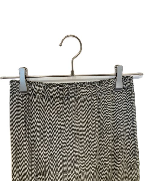 ISSEY MIYAKE FETE（イッセイミヤケフェット）ISSEY MIYAKE FETE (イッセイミヤケフェット) サイドスリットプリーツスカート グレー サイズ:01の古着・服飾アイテム