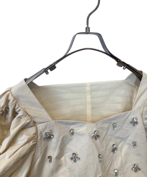 Lily Brown（リリーブラウン）Lily Brown (リリーブラウン) ボリュームスリーブビジュートップス LWFT222807 アイボリー サイズ:FREEの古着・服飾アイテム