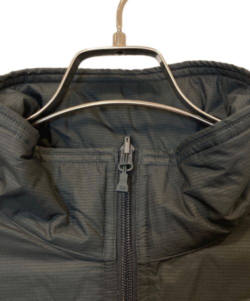 DAIWA PIER39（ダイワ ピア39）DAIWA PIER39 (ダイワ ピア39) TECH REVERSIBLE PULLOVER PUFF VEST RJ-21022W グレー サイズ:Mの古着・服飾アイテム