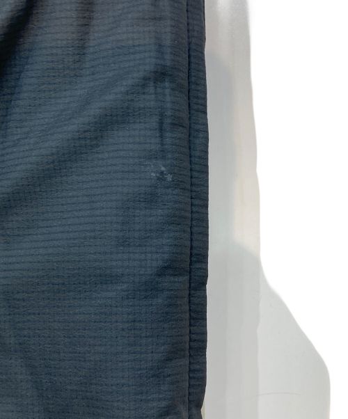 DAIWA PIER39（ダイワ ピア39）DAIWA PIER39 (ダイワ ピア39) TECH REVERSIBLE PULLOVER PUFF VEST RJ-21022W グレー サイズ:Mの古着・服飾アイテム