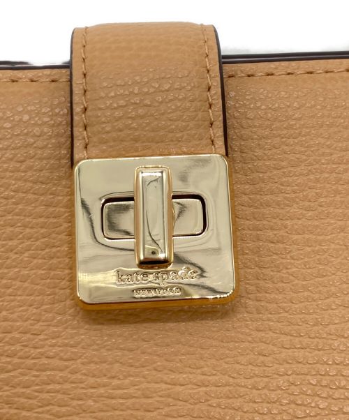 Kate Spade（ケイトスペード）Kate Spade (ケイトスペード) フィービー ターンロック ミディアム ウォレット KF534 ベージュの古着・服飾アイテム