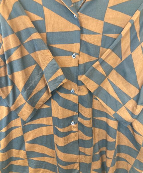 anuke（アンヌーク）anuke (アンヌーク) Geometric Satin Shirts 62410411 シャツ ブラウン×ネイビー サイズ:FREEの古着・服飾アイテム