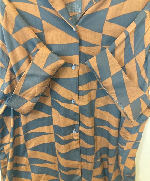 anuke（アンヌーク）anuke (アンヌーク) Geometric Satin Shirts 62410411 シャツ ブラウン×ネイビー サイズ:FREEの古着・服飾アイテム