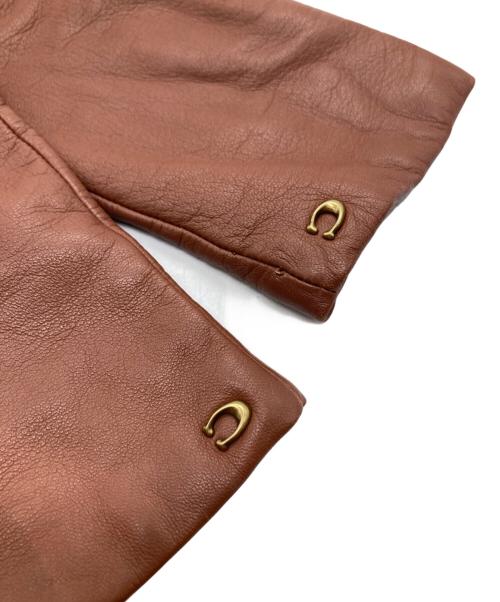COACH（コーチ）COACH (コーチ) スカルプテッド シグネチャー レザー テック グローブ 76014 ブラウンの古着・服飾アイテム