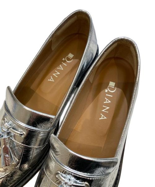 DIANA（ダイアナ）DIANA (ダイアナ) タッセルローファー　WD43331 シルバー サイズ:24.5cmの古着・服飾アイテム