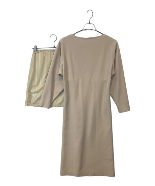 Mila Owen（ミラオーウェン）Mila Owen (ミラオーウェン) 袖ボリューム後ブラウジングストレートワンピース　09WFO244004 アイボリー サイズ:SIZE 0 未使用品の古着・服飾アイテム