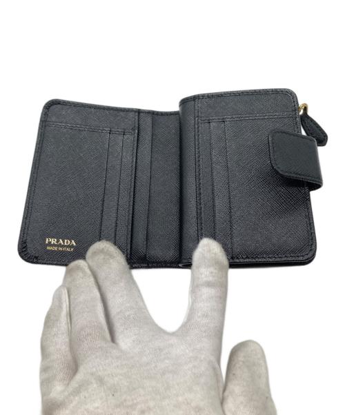 PRADA（プラダ）PRADA (プラダ) サフィアーノメタルコンパクトウォレット 1ML018 230-A ブラックの古着・服飾アイテム