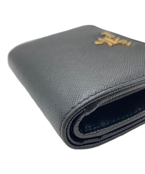 PRADA（プラダ）PRADA (プラダ) サフィアーノメタルコンパクトウォレット 1ML018 230-A ブラックの古着・服飾アイテム