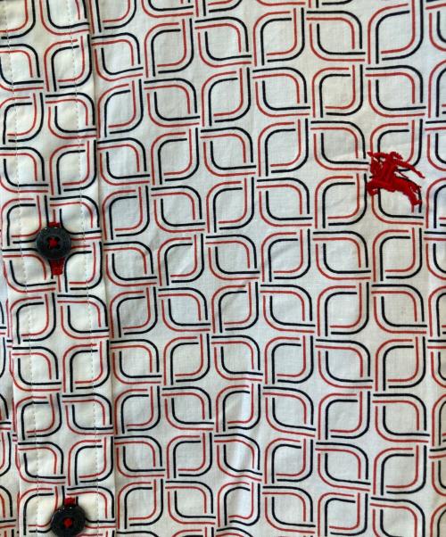 BURBERRY BLACK LABEL（バーバリーブラックレーベル）BURBERRY BLACK LABEL (バーバリーブラックレーベル) 総柄ホースロゴ刺繍半袖シャツ ホワイト×レッド サイズ:2の古着・服飾アイテム