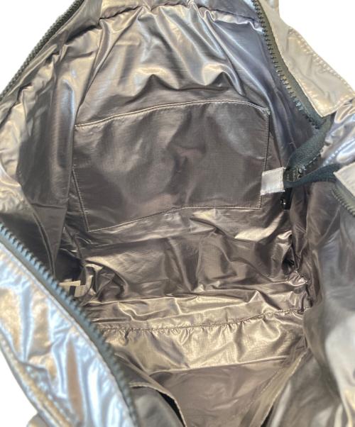 UGG（アグ）UGG (アグ) KRYSTAL PUFFER トートバッグ 1107131 シルバーの古着・服飾アイテム