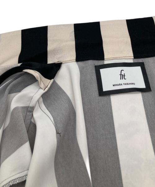 MIHARA YASUHIRO（ミハラヤスヒロ）MIHARA YASUHIRO (ミハラヤスヒロ) ストライプ フラワープリント 開襟サテン F00SH004 ベージュ×ブラック サイズ:46の古着・服飾アイテム