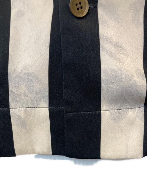 MIHARA YASUHIRO（ミハラヤスヒロ）MIHARA YASUHIRO (ミハラヤスヒロ) ストライプ フラワープリント 開襟サテン F00SH004 ベージュ×ブラック サイズ:46の古着・服飾アイテム