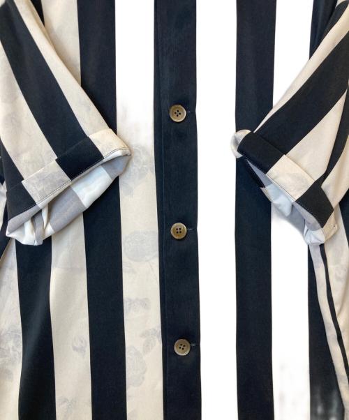 MIHARA YASUHIRO（ミハラヤスヒロ）MIHARA YASUHIRO (ミハラヤスヒロ) ストライプ フラワープリント 開襟サテン F00SH004 ベージュ×ブラック サイズ:46の古着・服飾アイテム