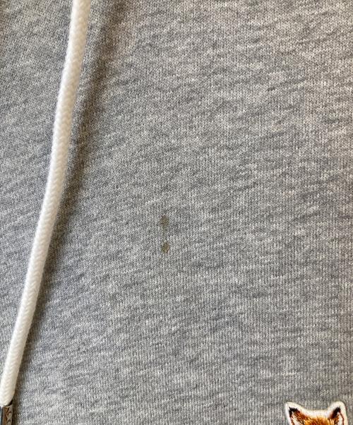 maison kitsune（メゾンキツネ）MAISON KITSUNE (メゾンキツネ) CHILLAX FOX PATCH パーカー IU00355KM0001 グレー サイズ:Lの古着・服飾アイテム