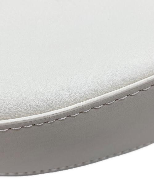 2.718（ニーテンナナイチハチ）2.718 (ニーテンナナイチハチ) スリーククロスボディバッグ GGZ1022112 ホワイトの古着・服飾アイテム