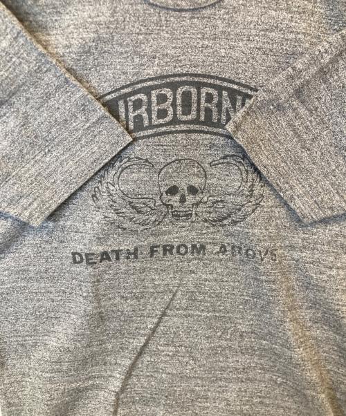 THE REAL McCOY'S（ザ・リアルマッコイズ）THE REAL McCOY'S (ザ・リアルマッコイズ) AIRBORNE Tシャツ グレー サイズ:40の古着・服飾アイテム