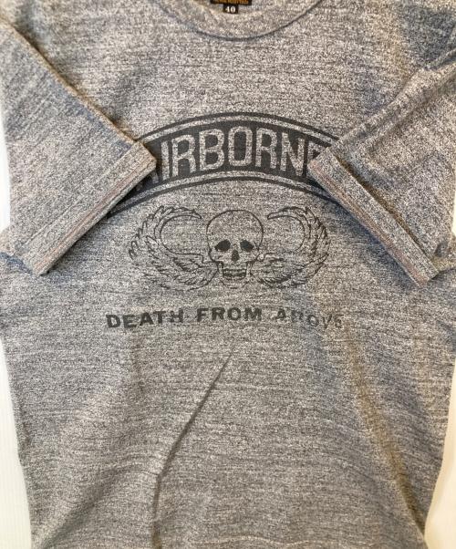 THE REAL McCOY'S（ザ・リアルマッコイズ）THE REAL McCOY'S (ザ・リアルマッコイズ) AIRBORNE Tシャツ グレー サイズ:40の古着・服飾アイテム