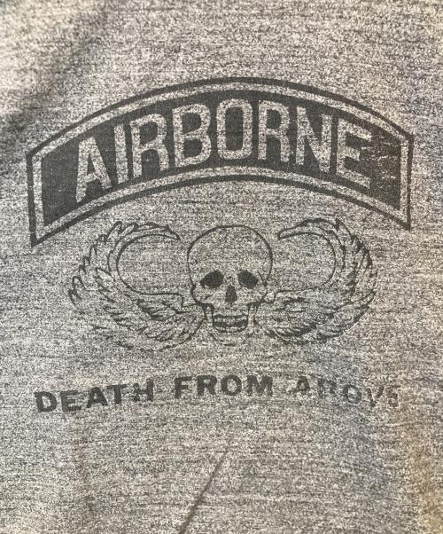 THE REAL McCOY'S（ザ・リアルマッコイズ）THE REAL McCOY'S (ザ・リアルマッコイズ) AIRBORNE Tシャツ グレー サイズ:40の古着・服飾アイテム