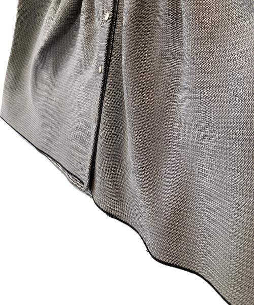 UNITED ARROWS TOKYO（ユナイテッドアローズトウキョウ）UNITED ARROWS TOKYO　　 (ユナイテッドアローズトウキョウ) ペプラムフリルスリーブジャガードニット　1518-106-1787 グレー サイズ:FREEの古着・服飾アイテム