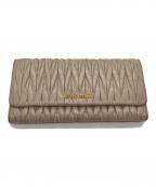 MIU MIUミュウミュウ）の古着「マテラッセ長財布  245」｜ベージュ