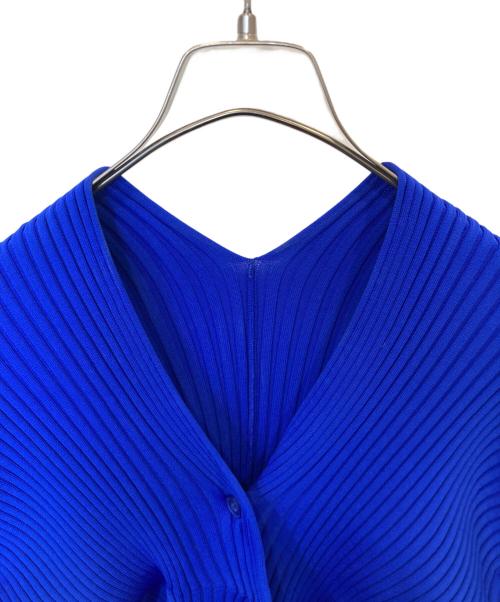 JNBY（ジェイエヌビーワイ）JNBY (ジェイエヌビーワイ) V neck Curved 3D cardigan 変形デザイン プリーツカーディガン　12279030 ブルー サイズ:36の古着・服飾アイテム