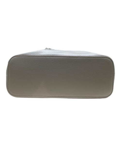 N°21（ヌメロヴェントゥーノ）N°21 (ヌメロヴェントゥーロ) Logo Embossed Tote Bag N21673 バッグ ホワイトの古着・服飾アイテム