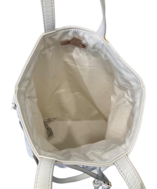 N°21（ヌメロヴェントゥーノ）N°21 (ヌメロヴェントゥーロ) Logo Embossed Tote Bag N21673 バッグ ホワイトの古着・服飾アイテム