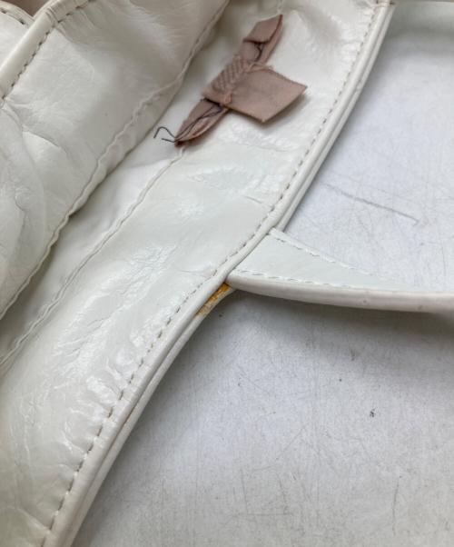 N°21（ヌメロヴェントゥーノ）N°21 (ヌメロヴェントゥーロ) Logo Embossed Tote Bag N21673 バッグ ホワイトの古着・服飾アイテム