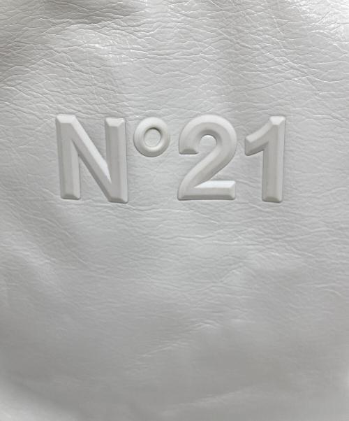 N°21（ヌメロヴェントゥーノ）N°21 (ヌメロヴェントゥーロ) Logo Embossed Tote Bag N21673 バッグ ホワイトの古着・服飾アイテム