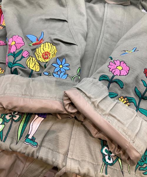 go slow caravan（ゴースローキャラバン）go slow caravan (ゴースローキャラバン) スラブサテンパネル刺繍モッズコート　390232 グリーン サイズ:2の古着・服飾アイテム