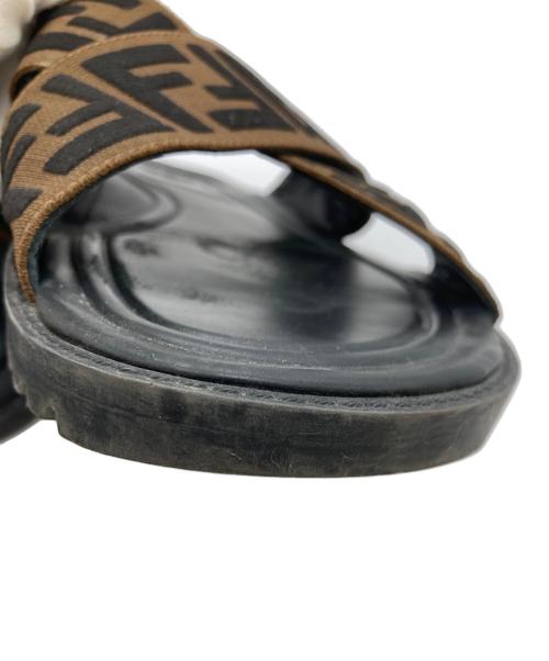 FENDI（フェンディ）FENDI (フェンディ) FF Logo Cross Slider Slippers FFロゴクロススライダースリッパーズ X1222 ブラック×ブラウン サイズ:7の古着・服飾アイテム