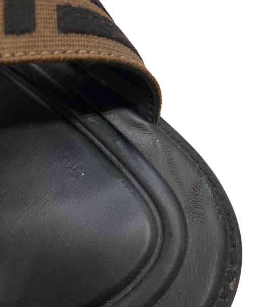 FENDI（フェンディ）FENDI (フェンディ) FF Logo Cross Slider Slippers FFロゴクロススライダースリッパーズ X1222 ブラック×ブラウン サイズ:7の古着・服飾アイテム