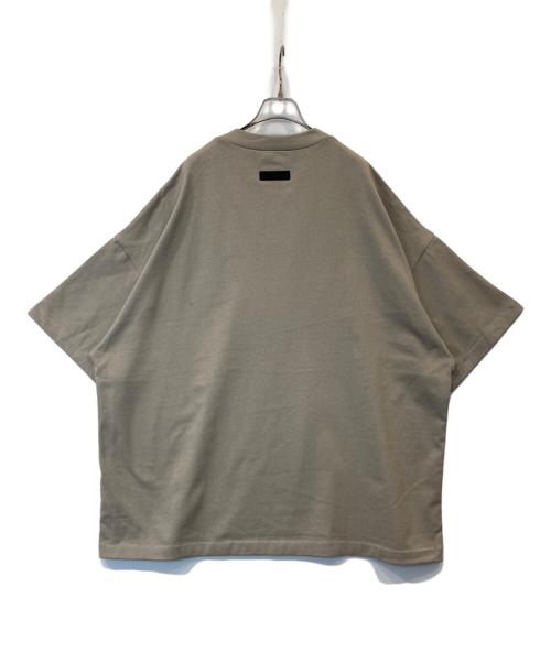 FOG ESSENTIALS（フィアオブゴッド エッセンシャル）FOG ESSENTIALS (フィアオブゴッド エッセンシャル) ロゴTシャツ ベージュ サイズ:Lの古着・服飾アイテム